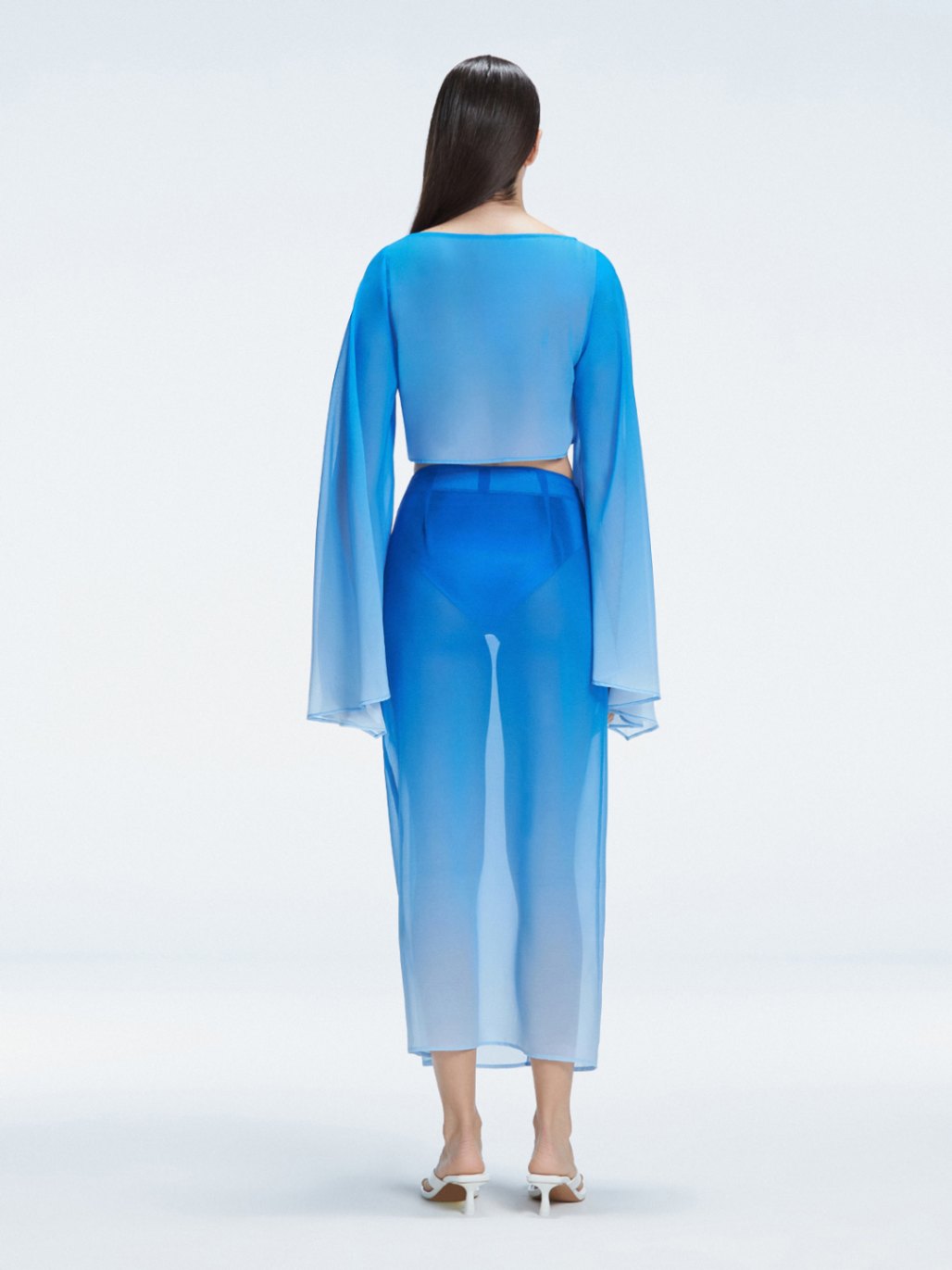 Samantha Blue Optical Long Sleeve Crop Top | Moeva | Crop Top | Each week unveils new pieces—luxury swimwear, fluid resort silhouettes, and elevated summer-to-evening essentials designed to carry you from coastal escapes to city nights.