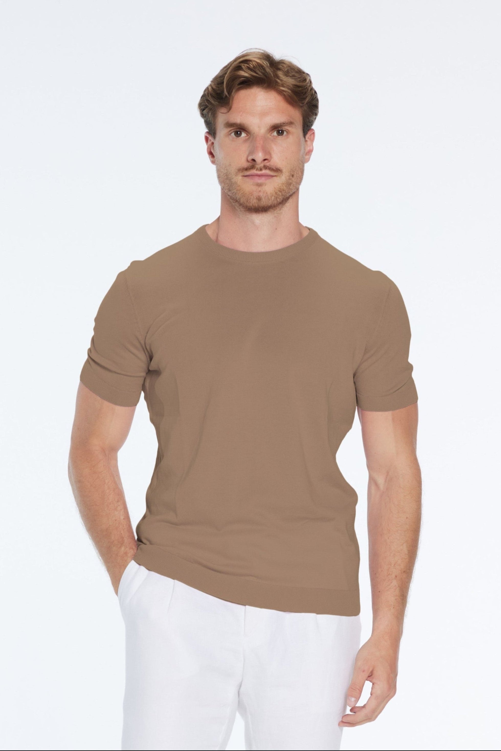 Baron Brown Round-Neck Cotton T-Shirt | Moeva | T-Shirt | Each week unveils new pieces—luxury swimwear, fluid resort silhouettes, and elevated summer-to-evening essentials designed to carry you from coastal escapes to city nights.