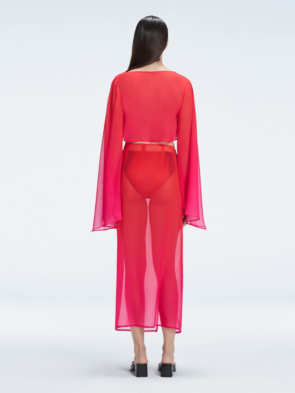Samantha Pink Optical Long Sleeve Crop Top | Moeva | Crop Top | Each week unveils new pieces—luxury swimwear, fluid resort silhouettes, and elevated summer-to-evening essentials designed to carry you from coastal escapes to city nights.