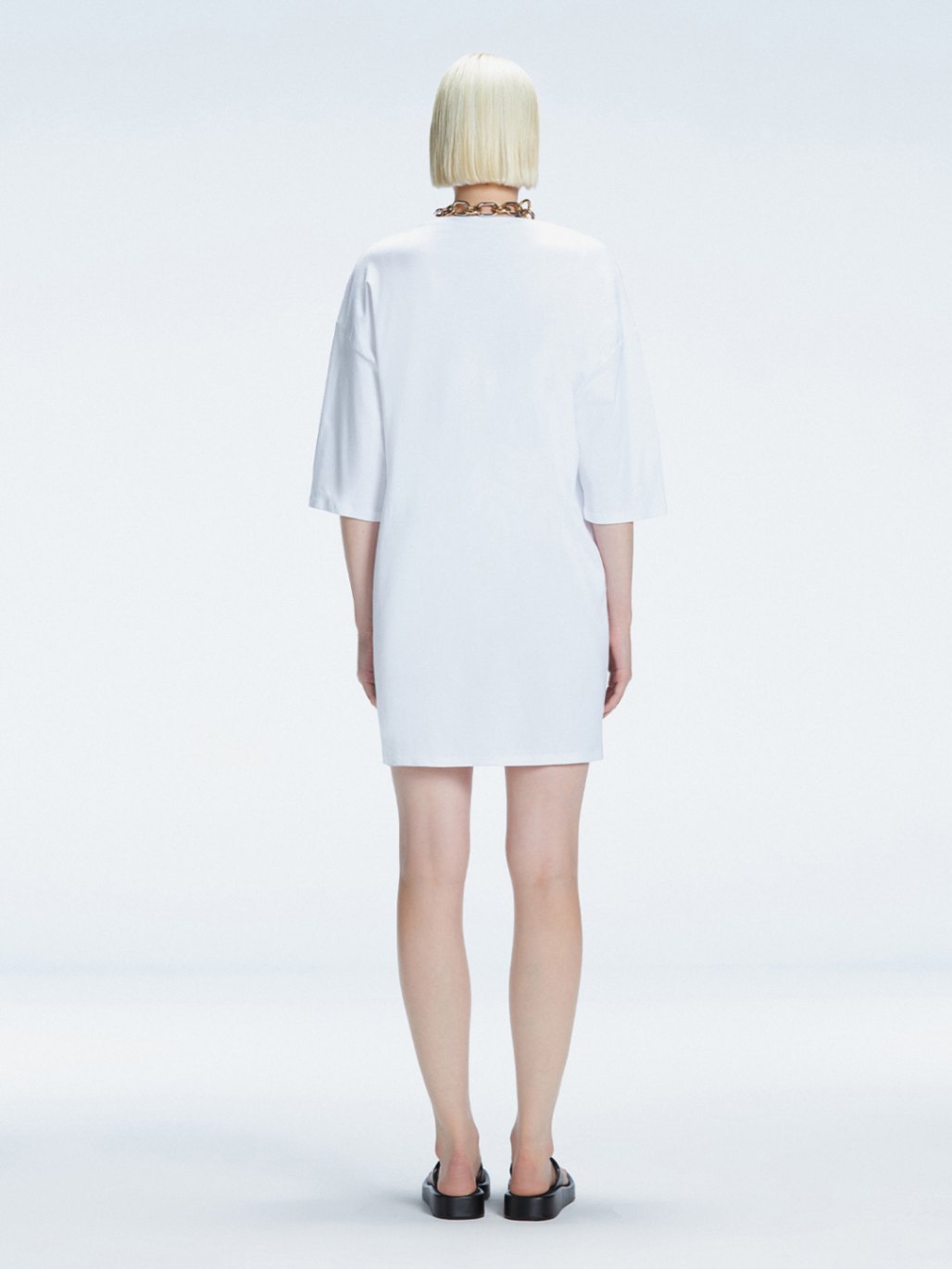 Lavinia Accessorised Cotton Maxi White T-Shirt | Moeva | T-Shirt | Each week unveils new pieces—luxury swimwear, fluid resort silhouettes, and elevated summer-to-evening essentials designed to carry you from coastal escapes to city nights.